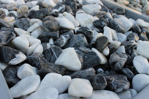 Kamenclub.ru: Мраморная крошка (щебень галтованный микс:: белый-черный) фр.20-40 мм  купить в Перми мрамор белый, черный мраморный галтованный щебень 15500 руб/т   фото КАМЕНЬ КЛУБ