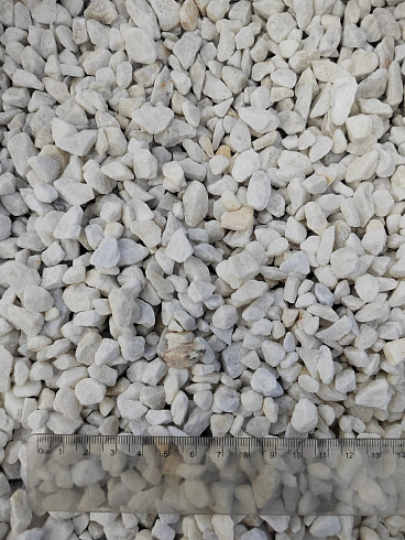 Kamenclub.ru: Мраморная крошка, щебень, цвет-белый, фр. 5-10 мм.  купить в Перми мрамор белый, айвори, молочный мраморная каменная крошка ландшафтная 12000 руб/т   фото КАМЕНЬ КЛУБ