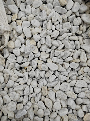 Kamenclub.ru: Мраморная крошка (щебень галтованный белый) фр.40-70 мм.  купить в Перми мрамор белый молочный айвори окатанный округлый природный камень 17000 руб/т   фото КАМЕНЬ КЛУБ