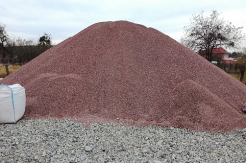 Kamenclub.ru: Мраморная крошка (щебень крошка розовый) фр. 5-10 мм.  купить в Перми мрамор розовый, красный щебень колотый ландшафтный декоративный  11000 руб/т   фото КАМЕНЬ КЛУБ