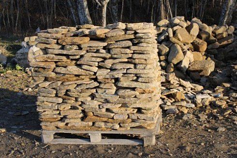 Kamenclub.ru: Песчаник колотый для облицовки (фр. 2-3 см)  купить в Перми песчаник бежевый серый рыжий песчаник строительный 5000 руб/т   фото КАМЕНЬ КЛУБ