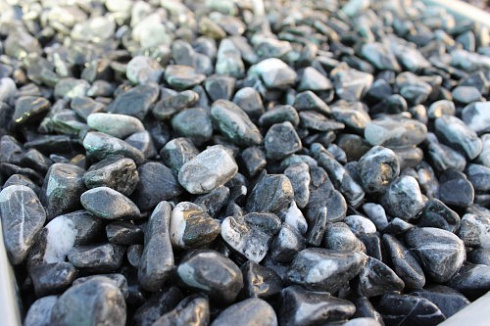 Kamenclub.ru: Щебень галтованный черный (мрамор) фр.10-20 мм.  купить в Перми мрамор черный с белыми прожилками, черный, белый окатанный округлый ландшафтный декоративный щебень 15000 руб/т   фото КАМЕНЬ КЛУБ