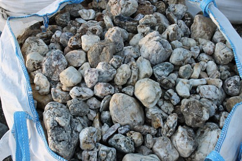 Kamenclub.ru: Кварцевый валунчик фр.100-300 мм.  купить в Перми кварц белый, бежевый молочный рыжий крупный природный камень галечник 7850 руб/т   фото КАМЕНЬ КЛУБ