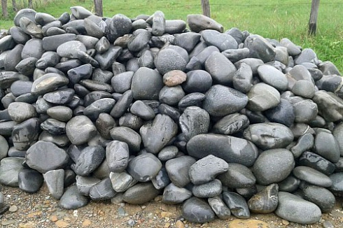 Kamenclub.ru: Темно-серый валунчик фр.100-300 мм.  купить в Перми крупный природный камень серый, темно-серый, светло-серый речная галька большого размера окатанная 4500 руб/т   фото КАМЕНЬ КЛУБ