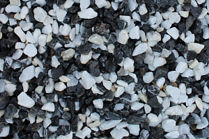 Kamenclub.ru: Мраморная крошка (щебень крошка микс : черный-белый) фр. 10-20 мм.  купить в Перми мрамор белый, черный каменная декоративная крошка ландшафтная 12000 руб/т   фото КАМЕНЬ КЛУБ