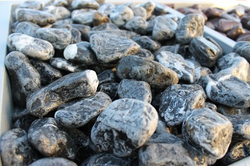 Kamenclub.ru: Щебень галтованный черный (мрамор) фр. 50-100 мм.  купить в Перми мрамор черный с белыми прожилками щебень ландшафтный мраморный 15000 руб/т   фото КАМЕНЬ КЛУБ