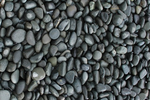 Kamenclub.ru: Галька речная окат (темно-серая) фр. 70-150 мм. купить  в Перми галька речная темно-серая, синяя, серая речная галька округлая  8000 руб/т   фото КАМЕНЬ КЛУБ