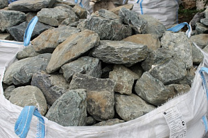 Kamenclub.ru: Гранит скальник (серо-зеленый) фр. 100-500 мм.  купить в Перми гранит зеленый, серый, салатовый крупный ландшафтный валун 6 000 руб/т   фото КАМЕНЬ КЛУБ