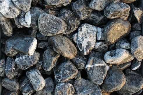 Kamenclub.ru: Щебень галтованный черный (мрамор) фр. 50-100 мм.  купить в Перми мрамор черный с белыми прожилками щебень ландшафтный мраморный 15000 руб/т   фото КАМЕНЬ КЛУБ