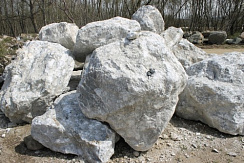 Kamenclub.ru: Мраморизированный известняк фр.500-1500 мм.  купить в Перми    10000 руб/т   фото КАМЕНЬ КЛУБ