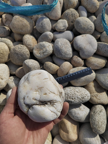 Kamenclub.ru: Галька речная окат (серо-белая) фр. 70-120 мм купить  в Перми галька галечник бело-серая, серо-белая, серая, белая речная природная галька  8000 руб/т   фото КАМЕНЬ КЛУБ