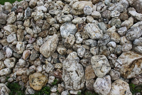 Kamenclub.ru: Кварцевый валунчик фр.100-300 мм.  купить в Перми кварц белый, бежевый молочный рыжий крупный природный камень галечник 7850 руб/т   фото КАМЕНЬ КЛУБ