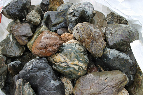 Kamenclub.ru: Ландшафтные валунчики фр.100-500 мм.  купить в Перми крупный природный камень серый, темно-серый, светло-серый речной валун крупный 4800 руб/т   фото КАМЕНЬ КЛУБ