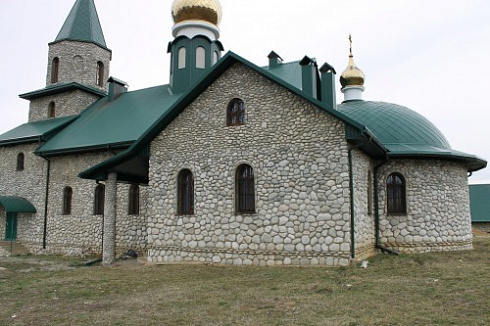 Kamenclub.ru: Галька речная плоская (бело-серая) фр. 100-200-300 мм. купить  в Перми галька речная плоская серый, белый, бело-серый, серо-белый речная галька плоская  9000 руб/т   фото КАМЕНЬ КЛУБ