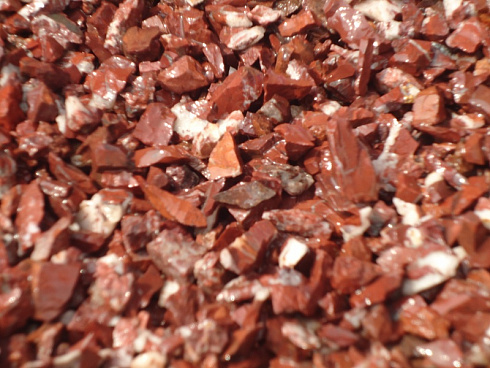 Kamenclub.ru: Щебень крошка красный (ЯШМА) фр. 20-40 мм.  купить в Перми яшма красный, бордовый декоративный ландшафтный щебень 9000 руб/т   фото КАМЕНЬ КЛУБ