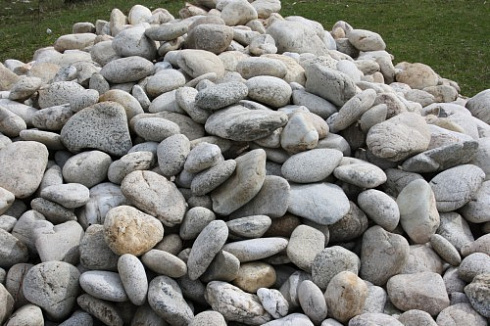 Kamenclub.ru: Бело-серый валунчик фр.100-300 мм.  купить в Перми крупный камень для ландшафта серый, белый бело-серый валун крупная галька 4500 руб/т   фото КАМЕНЬ КЛУБ