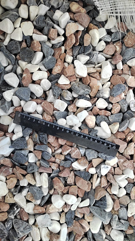 Kamenclub.ru: Мраморная крошка (щебень галтованный микс:белый-зеленый-розовый) фр.20-40 мм.  купить в Перми мрамор белый, зеленый, розовый мрамор декоративный (галтовка) 15500 руб/т   фото КАМЕНЬ КЛУБ