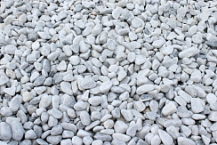 Kamenclub.ru: Мраморная крошка (щебень галтованный белый) фр.10-20 мм.  купить в Перми мрамор белый, молочный, айвори окатанный округлый декоративный ландшафтный щебень 17000 руб/т   фото КАМЕНЬ КЛУБ
