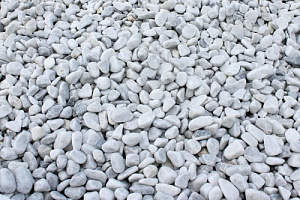Kamenclub.ru: Мраморная крошка (щебень галтованный белый) фр.10-20 мм.  купить в Перми мрамор белый, молочный, айвори окатанный округлый декоративный ландшафтный щебень 17000 руб/т   фото КАМЕНЬ КЛУБ