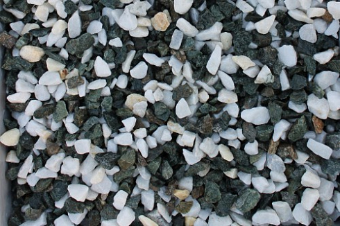 Kamenclub.ru: Мраморная крошка (щебень крошка микс: белый-зеленый-розовый) фр. 10-20 мм.  купить в Перми мрамор белый, зеленый, розовый декоративный ландшафтный колотый щебень 12000 руб/т   фото КАМЕНЬ КЛУБ