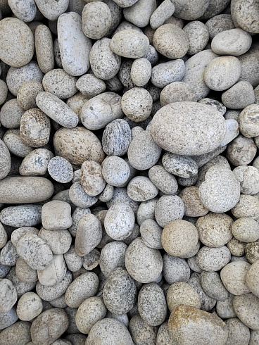 Kamenclub.ru: Галька речная окат (серо-белая) фр. 70-120 мм купить  в Перми галька галечник бело-серая, серо-белая, серая, белая речная природная галька  8000 руб/т   фото КАМЕНЬ КЛУБ