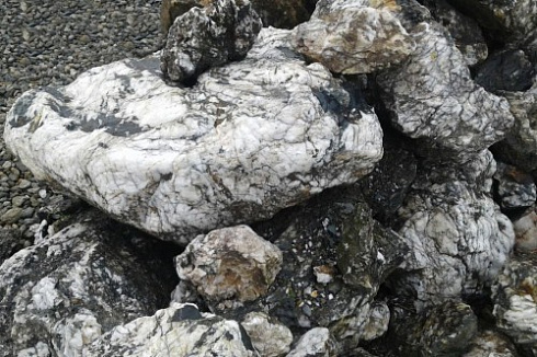 Kamenclub.ru: Черный гранит - кварцит фр. 100-500 мм.  купить в Перми мрамор гранит черный с белыми прожилками, серый, белый валун скальный колотый 7000 руб/т   фото КАМЕНЬ КЛУБ