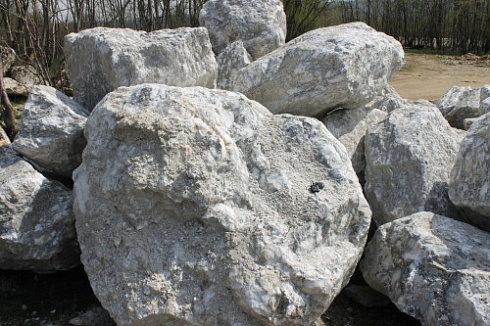 Kamenclub.ru: Мраморизированный известняк фр.500-1500 мм.  купить в Перми    10000 руб/т   фото КАМЕНЬ КЛУБ