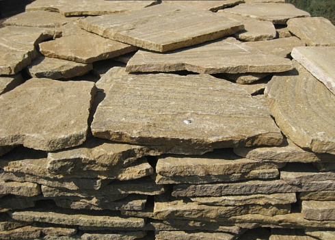 Kamenclub.ru: Песчаник пластушка желтый с рисунком (3 см)  купить в Перми песчаник желтый с рисунком, рыжий, желтый песчаник пластушка ландшафтная рваная 8 500 руб/м3   фото КАМЕНЬ КЛУБ