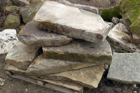 Kamenclub.ru: Песчаник плиты - плахи - пошаговые дорожки (фр. 70-150 мм)  купить в Перми песчаник серый бежевый желтый зеленый колотый песчаник строительный 6500 руб/т   фото КАМЕНЬ КЛУБ