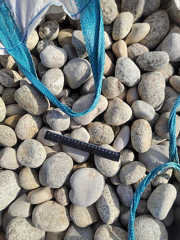 Kamenclub.ru: Галька речная окат (серо-белая) фр. 70-120 мм купить  в Перми галька галечник бело-серая, серо-белая, серая, белая речная природная галька  8000 руб/т   фото КАМЕНЬ КЛУБ