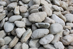 Kamenclub.ru: Бело-серый валунчик фр.100-300 мм.  купить в Перми крупный камень для ландшафта серый, белый бело-серый валун крупная галька 4500 руб/т   фото КАМЕНЬ КЛУБ