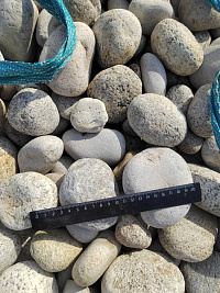 Kamenclub.ru: Галька речная окат (серо-белая) фр. 70-120 мм купить  в Перми галька галечник бело-серая, серо-белая, серая, белая речная природная галька  8000 руб/т   фото КАМЕНЬ КЛУБ