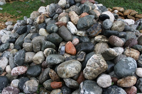 Kamenclub.ru: Ландшафтные валунчики фр.100-500 мм.  купить в Перми крупный природный камень серый, темно-серый, светло-серый речной валун крупный 4800 руб/т   фото КАМЕНЬ КЛУБ
