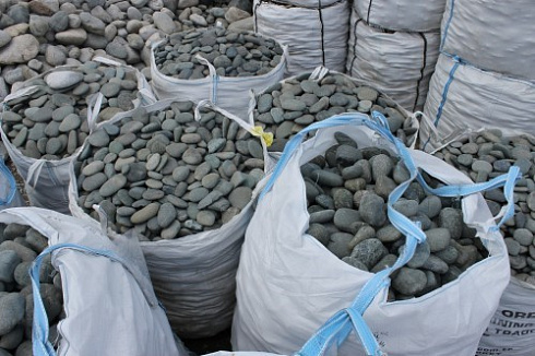 Kamenclub.ru: Темно-серый валунчик фр.100-300 мм.  купить в Перми крупный природный камень серый, темно-серый, светло-серый речная галька большого размера окатанная 4500 руб/т   фото КАМЕНЬ КЛУБ