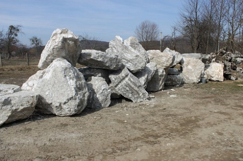 Kamenclub.ru: Мраморизированный известняк фр.500-1500 мм.  купить в Перми    10000 руб/т   фото КАМЕНЬ КЛУБ