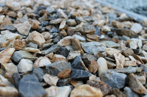 Kamenclub.ru: Мраморная крошка (щебень крошка медовый), фр. 10-20 мм.  купить в Перми песчаник бежевый, серый каменная ландшафтная крошка  12000 руб/т   фото КАМЕНЬ КЛУБ