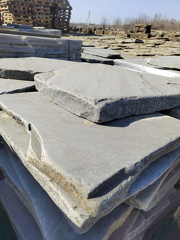 Kamenclub.ru: Песчаник пластушка галтованная светло-серая (3,0 см)  купить в Перми песчаник светло-серый, серый ландшафтный камень рваный колотый 21000 руб/м3   фото КАМЕНЬ КЛУБ