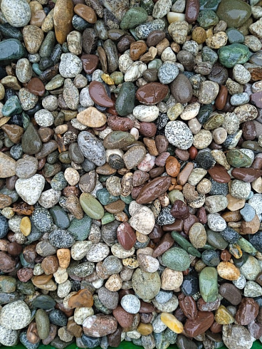 Kamenclub.ru: Галька речная окат цветная фр.5-10 мм. купить  в Перми галька речная белый, серый, красноватый, синий, темно-серый речная окатанная галька декоративная 6800 руб/т   фото КАМЕНЬ КЛУБ