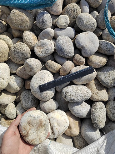 Kamenclub.ru: Галька речная окат (серо-белая) фр. 70-120 мм купить  в Перми галька галечник бело-серая, серо-белая, серая, белая речная природная галька  8000 руб/т   фото КАМЕНЬ КЛУБ