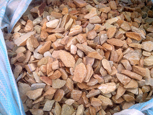 Kamenclub.ru: Щебень крошка желтый (ЗЛАТОЛИТ) фр. 10-20 мм.  купить в Перми златолит бежевый, золотистый, желтый каменная декоративная крошка щебня златолита 10800 руб/т   фото КАМЕНЬ КЛУБ