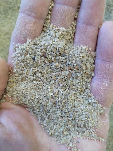 Кварцевый песок для площадок фр. 0,6-1,2 мм.  купить в Перми фото Камень Клуб