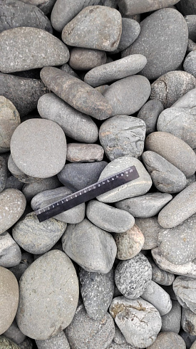 Kamenclub.ru: Галька речная окат (темно-серая) фр. 70-150 мм. купить  в Перми галька речная темно-серая, синяя, серая речная галька округлая  8000 руб/т   фото КАМЕНЬ КЛУБ