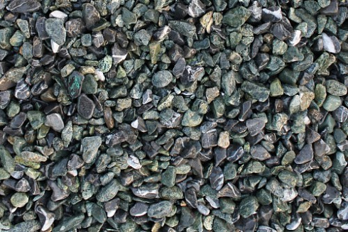 Kamenclub.ru: Мраморная крошка (щебень галтованный микс:зеленый-черный) фр.10-20 мм.  купить в Перми мрамор зеленый, черный декоративные ландшафтные окатанные округлые камни щебня 14500 руб/т   фото КАМЕНЬ КЛУБ