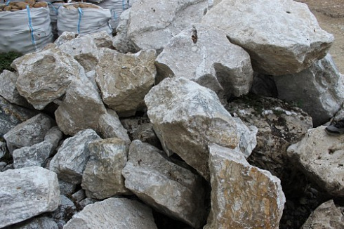 Kamenclub.ru: Мраморизированный известняк фр. 100-500 мм.  купить в Перми известняк серый белый темно-серый сероватый валун природного образования окатанный 10500 руб/т   фото КАМЕНЬ КЛУБ