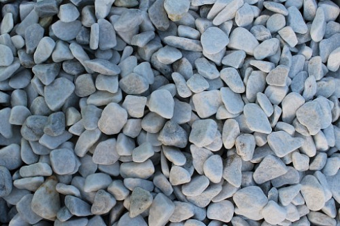 Kamenclub.ru: Мраморная крошка (щебень галтованный белый), фр.20-40 мм.  купить в Перми мрамор белый бежевый молочный мраморный щебень декоративный 17000 руб/т   фото КАМЕНЬ КЛУБ