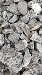 Kamenclub.ru: Щебень галтованный черный (мрамор) фр.40-70 мм.  купить в Перми мрамор черный с белыми прожилками, черный, белый щебень галтованный округлый 13500 руб/т   фото КАМЕНЬ КЛУБ