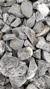 Kamenclub.ru: Щебень галтованный черный (мрамор) фр.40-70 мм.  купить в Перми мрамор черный с белыми прожилками, черный, белый щебень галтованный округлый 13500 руб/т   фото КАМЕНЬ КЛУБ