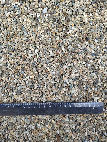 Kamenclub.ru: Галька речная окат (серая) фр.3-5 мм купить  в Перми галька речная серая бежевый темно-серый окатанный речной камень округлый 9500 руб/т   фото КАМЕНЬ КЛУБ