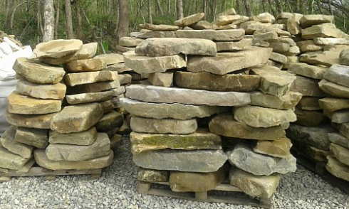 Kamenclub.ru: Песчаник плиты - плахи - пошаговые дорожки (фр. 70-150 мм)  купить в Перми песчаник серый бежевый желтый зеленый колотый песчаник строительный 6500 руб/т   фото КАМЕНЬ КЛУБ