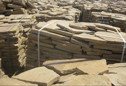 Kamenclub.ru: Песчаник пластушка желтый с рисунком (3 см)  купить в Перми песчаник желтый с рисунком, рыжий, желтый песчаник пластушка ландшафтная рваная 8 500 руб/м3   фото КАМЕНЬ КЛУБ